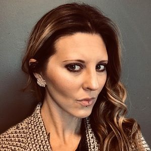 Meet your Posher, Hilary